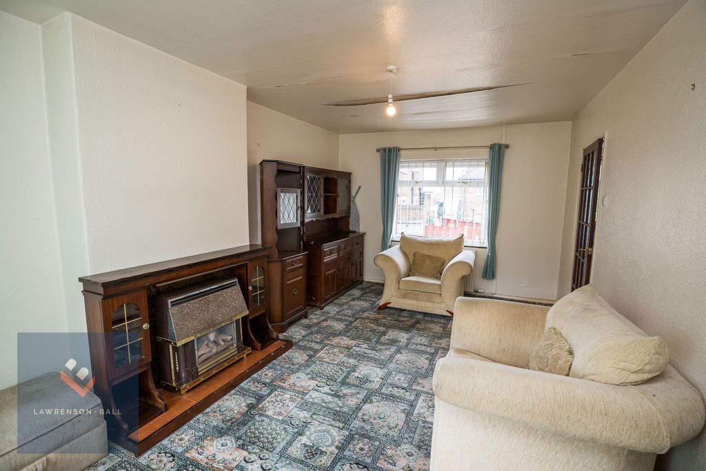 Property photo 3 of 16 Lounge