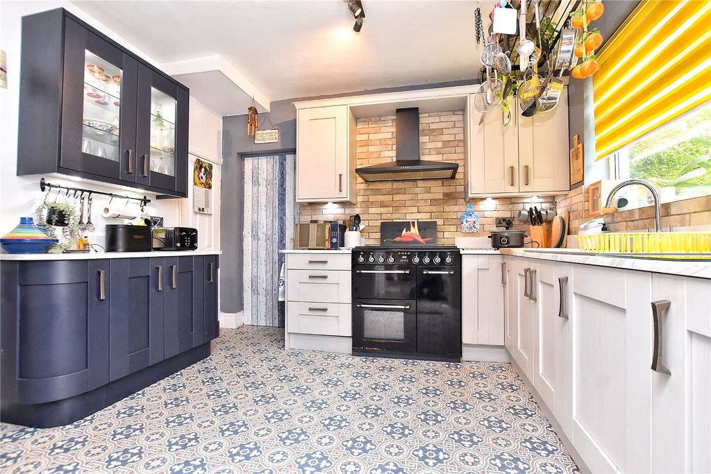Property photo 2 of 16 Kitchen
