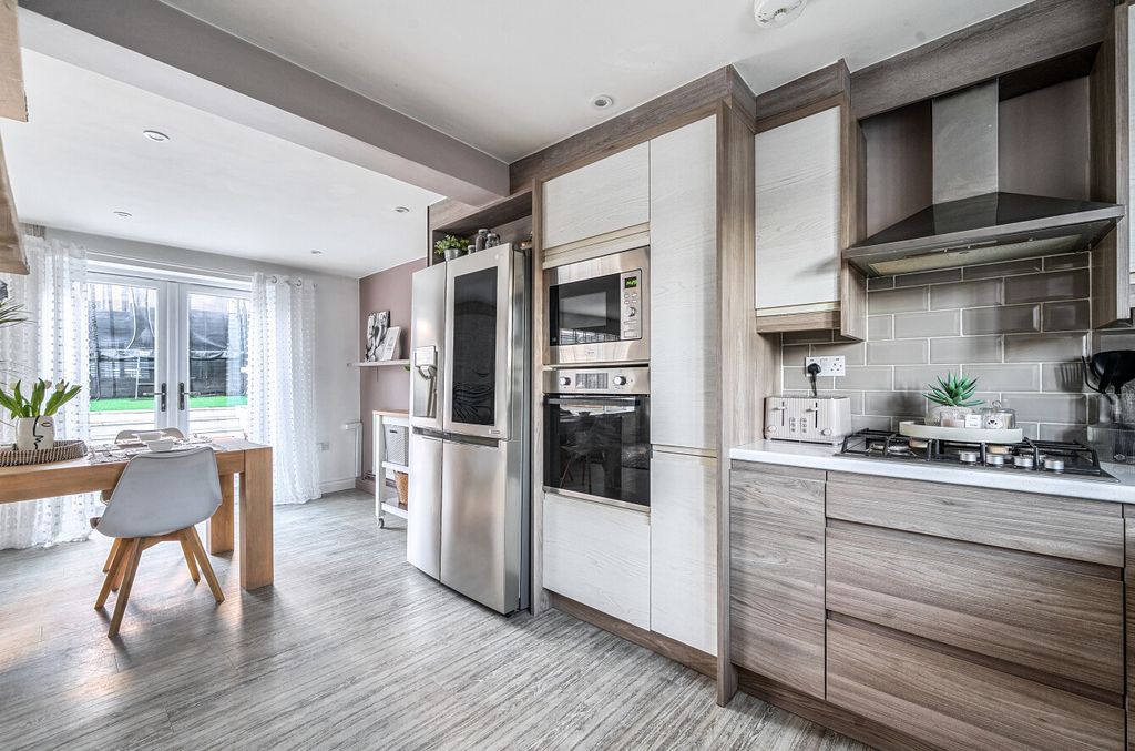 Property photo 3 of 31 1382641-22-6925c5...