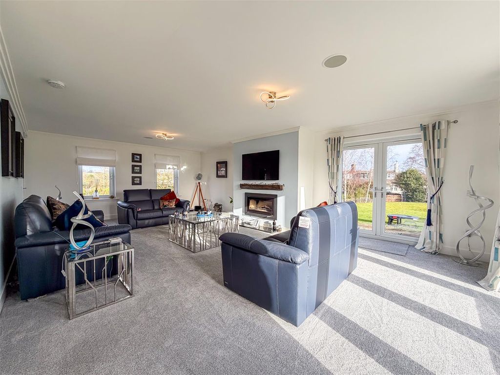 Property photo 3 of 47 Lounge