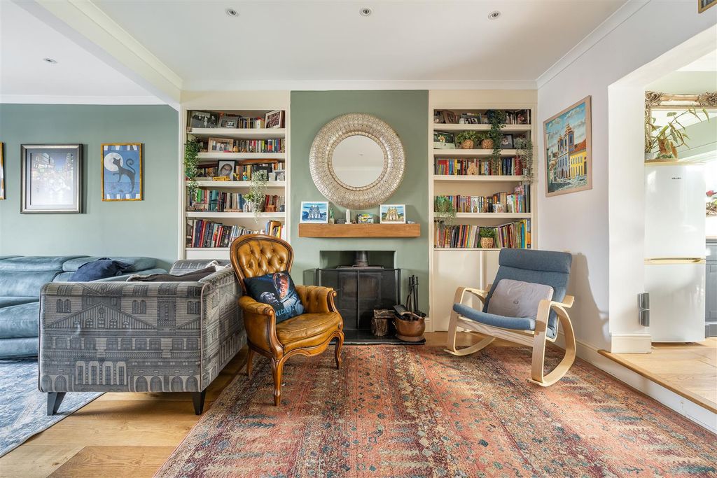 Property photo 3 of 33 Sky Peals Road, Ig8