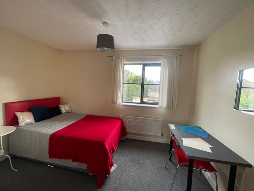 Property photo 3 of 14 A Spacious And Bright Double Bedroom With A Comfor...