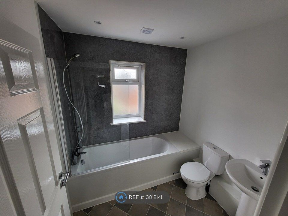 Property photo 3 of 18 Family Bathroom