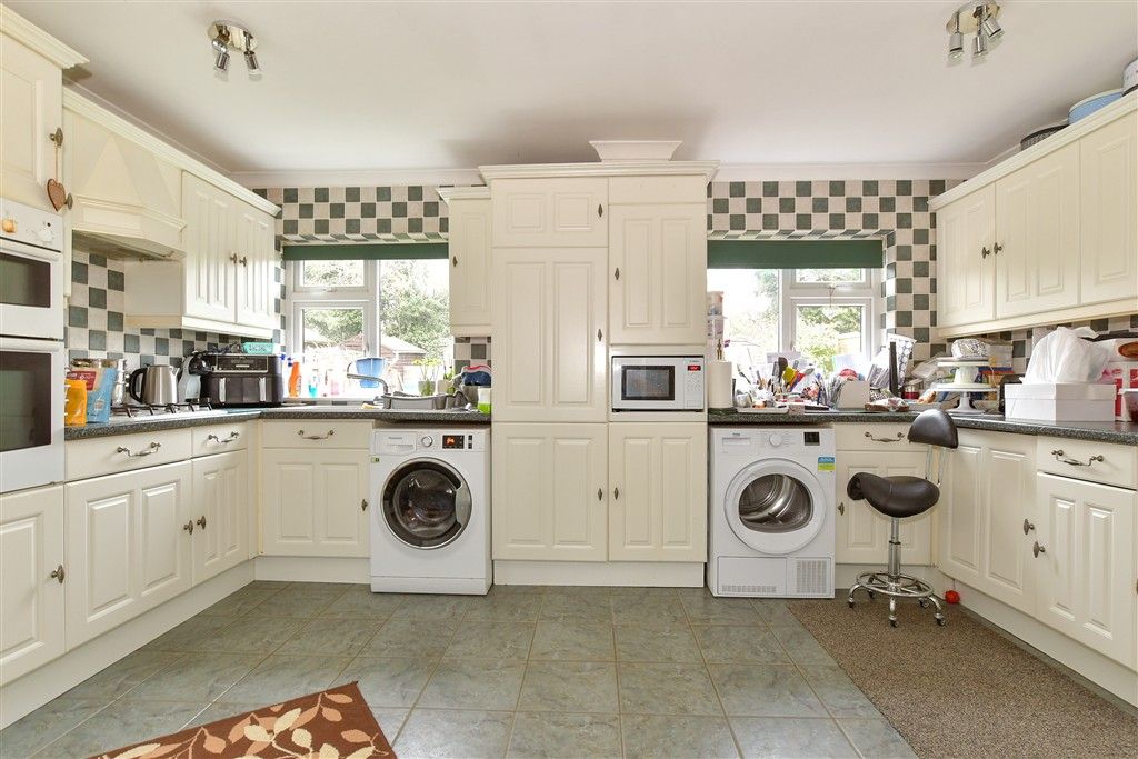 Property photo 3 of 8 Kitchen