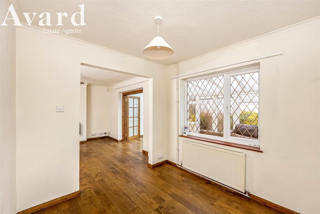 Property photo 3 of 22 Elsted Crescent 31-020.Jpg