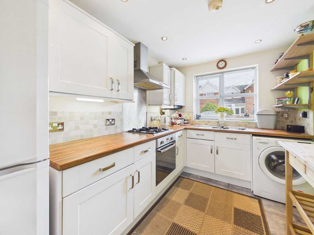 Property photo 3 of 17 Kitchen