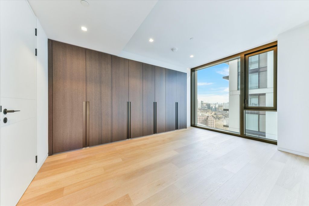 Property photo 1 of 11 Principal Bedroom