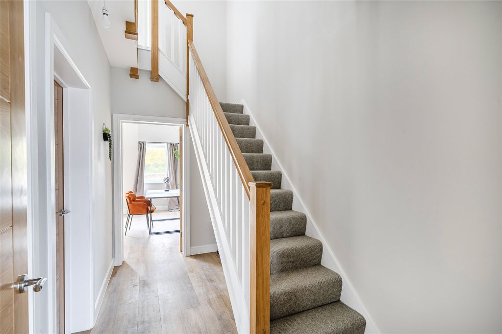 Property photo 3 of 18 Entrance Hall