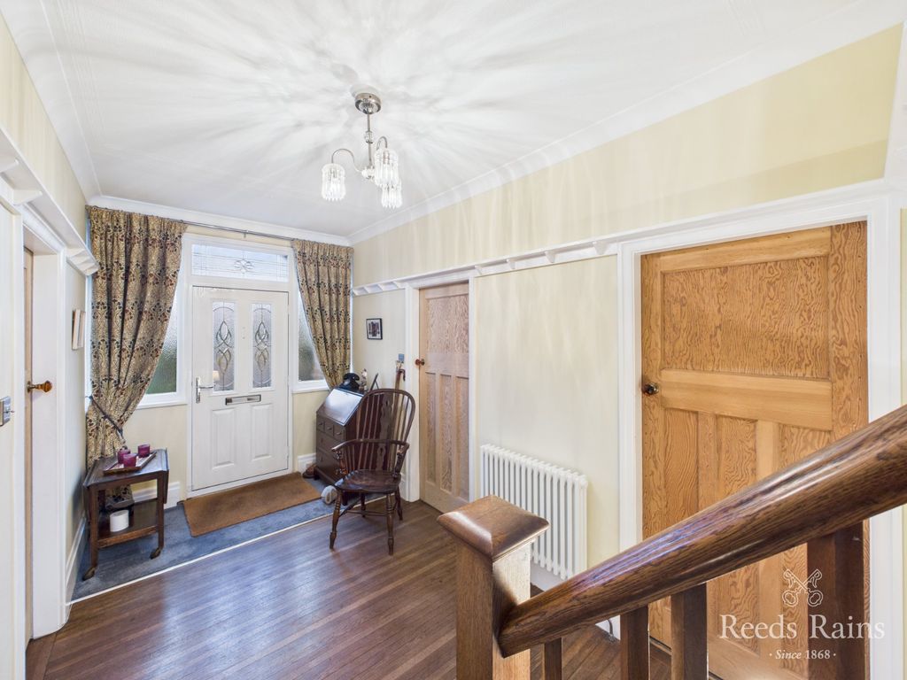 Property photo 3 of 28 Entrance Hall