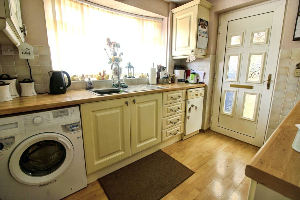 Property photo 2 of 11 Kitchen