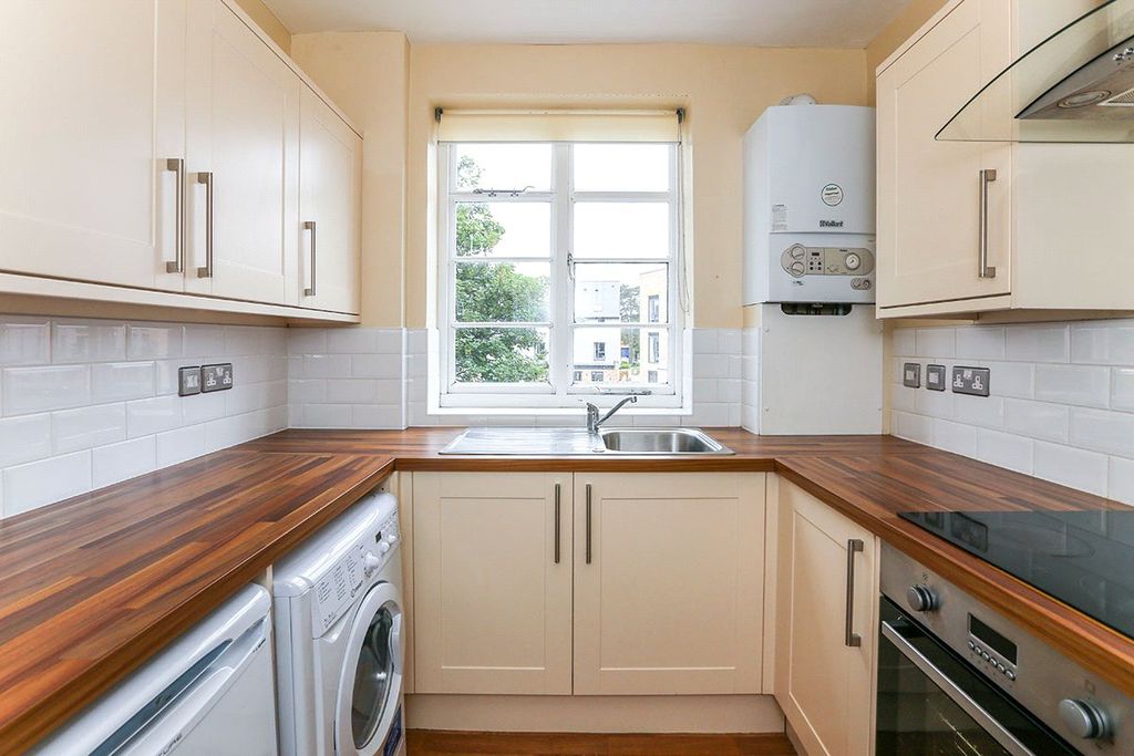 Property photo 2 of 9 Kitchen