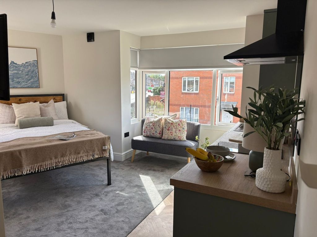 Property photo 1 of 5 Bright, Well-Styled Studio-Style Bedroom With A Co...