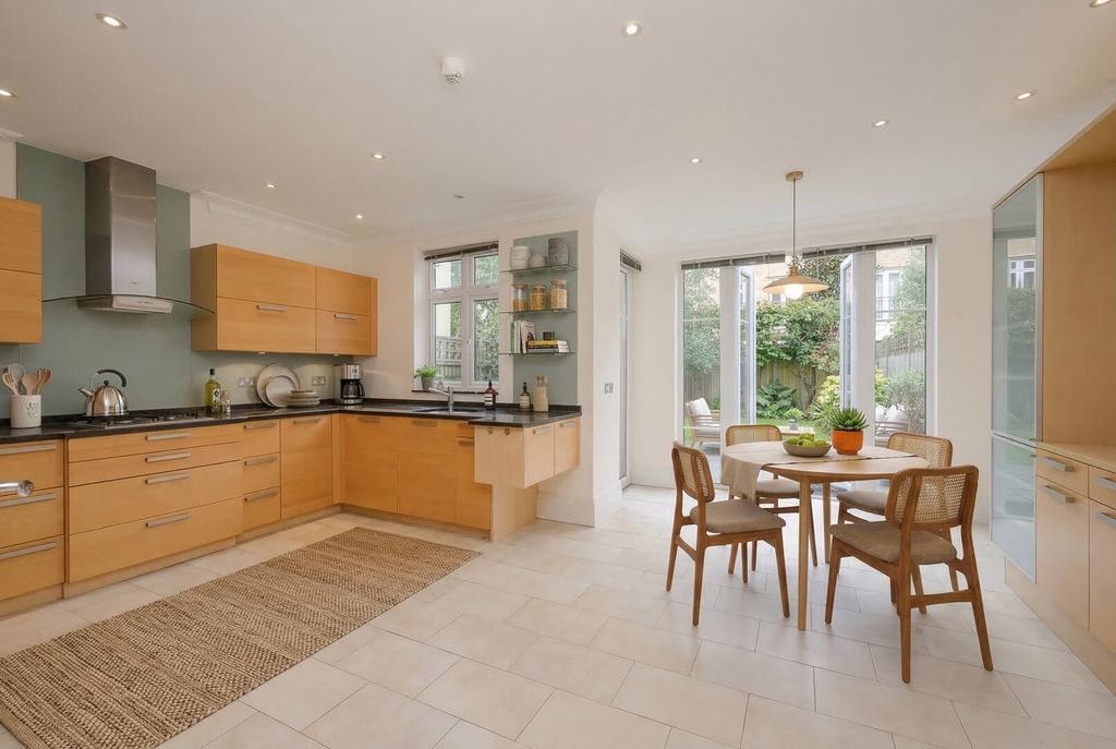 Property photo 2 of 18 Kitchen