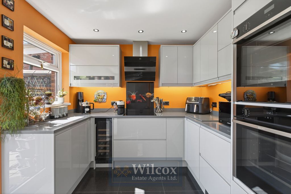 Property photo 3 of 32