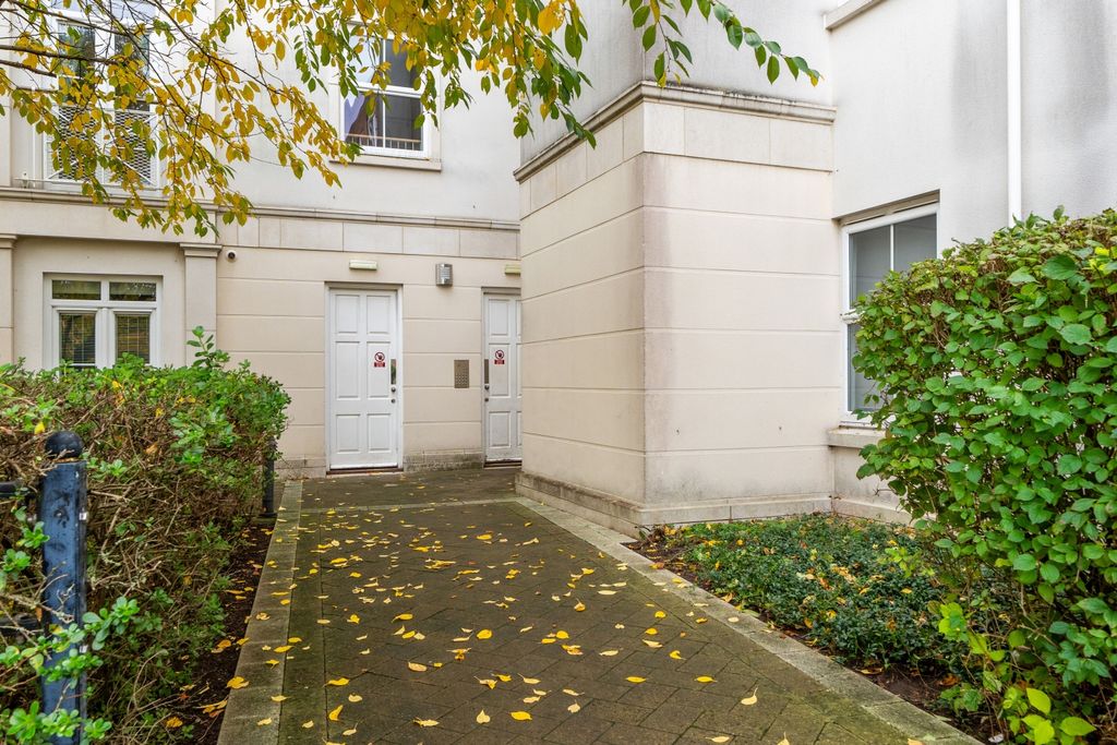 Property photo 2 of 18 Entrance
