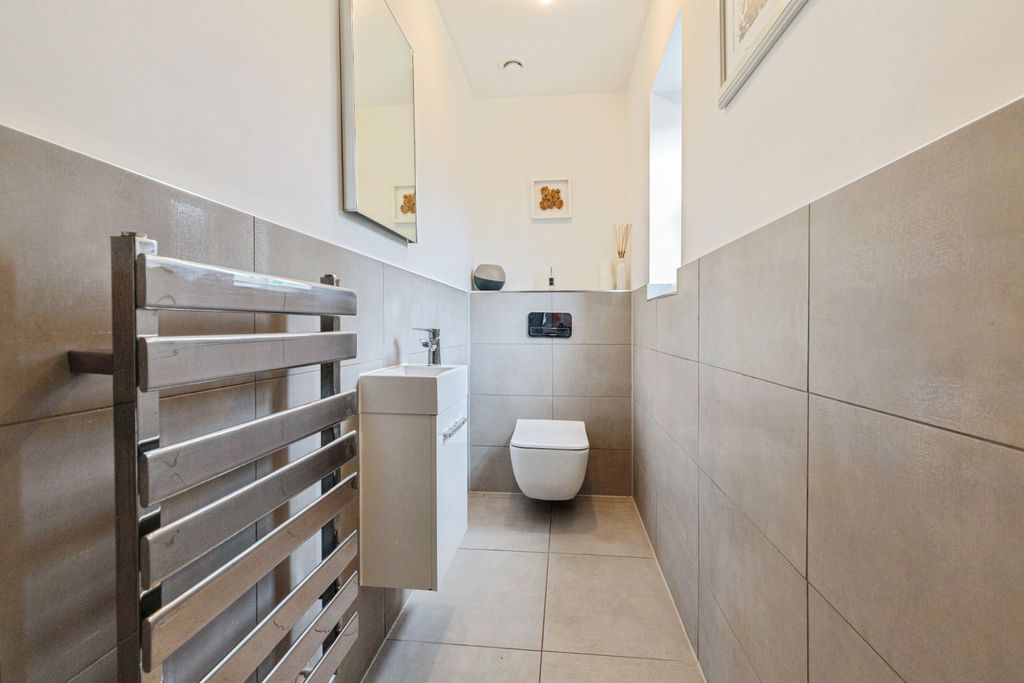 Property photo 2 of 30 Ground Floor WC