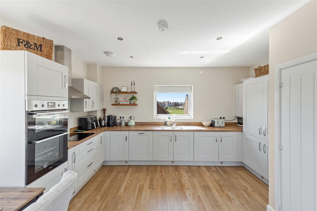 2 bed flat for saleCowleaze Path, Mead Fields BS29 photo 4