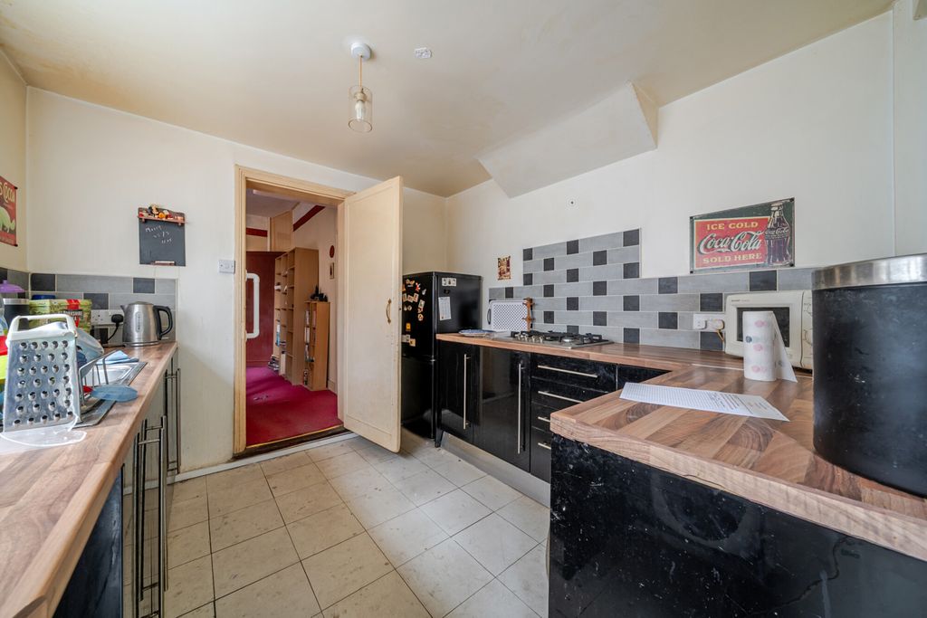 Property photo 3 of 11 Kitchen