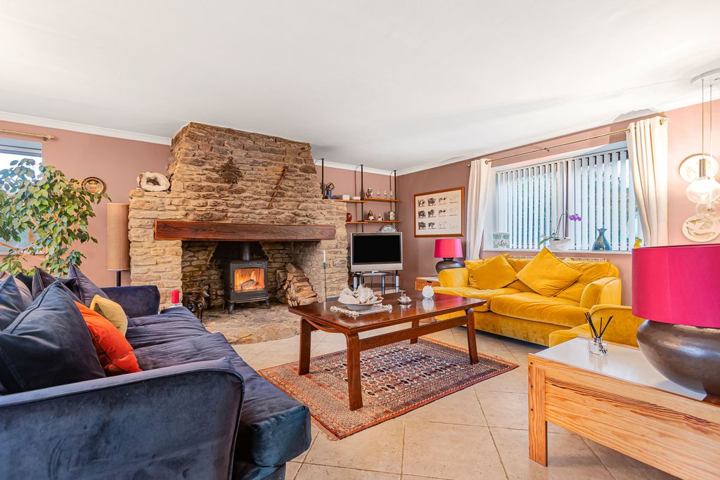 Property photo 2 of 26 Sitting Room