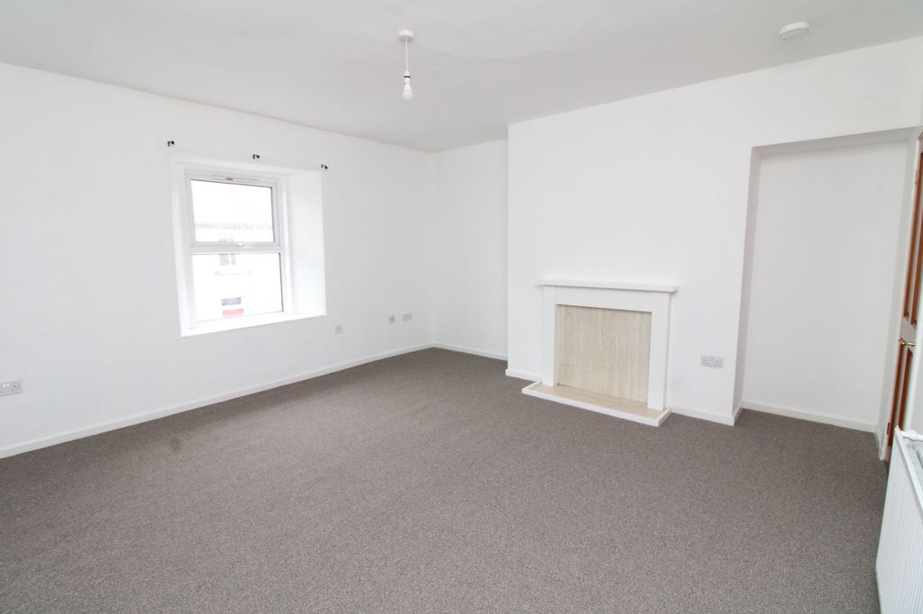 Property photo 3 of 17 Lounge