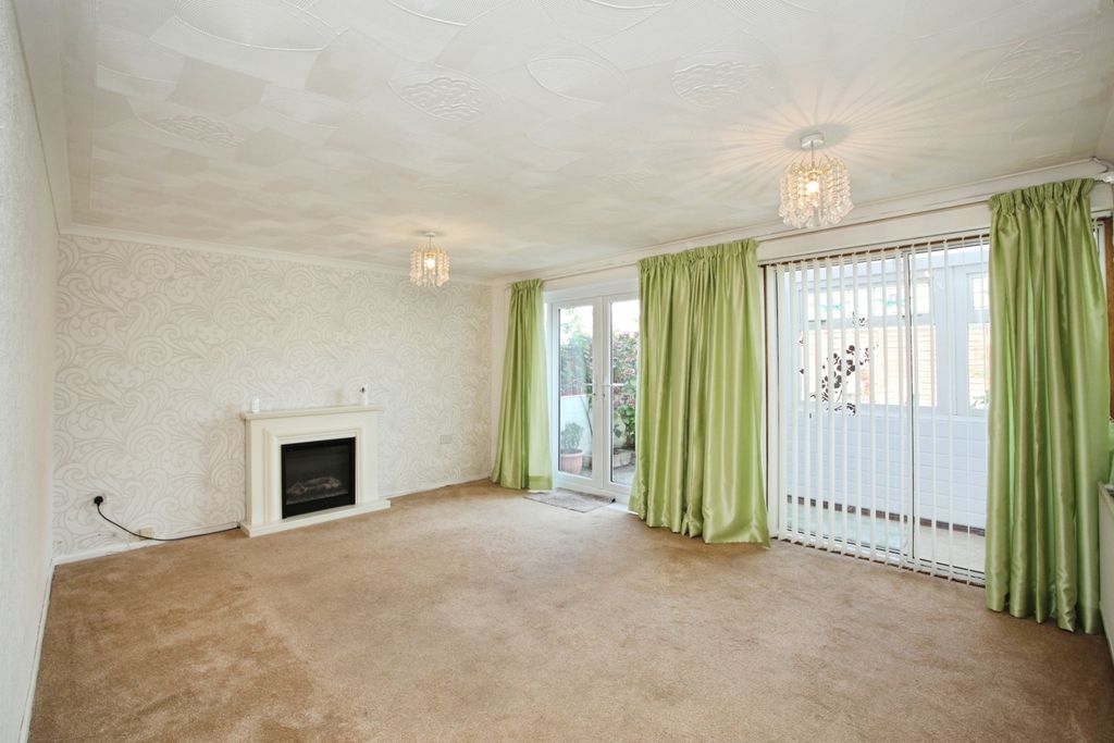 Property photo 3 of 16 Lounge