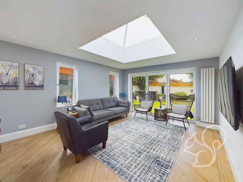 Property photo 2 of 33 Lounge