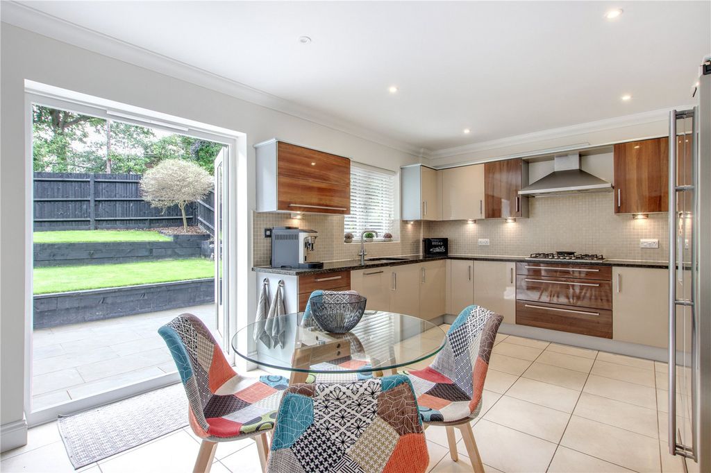 Property photo 2 of 10 Kitchen/Breakfast Rm