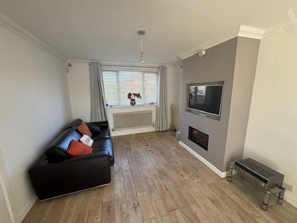 Property photo 3 of 14 220 Old Croft Lane Lounge