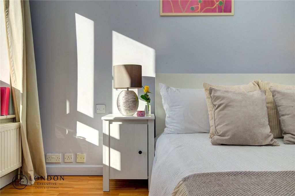 Property photo 2 of 18 Bedroom