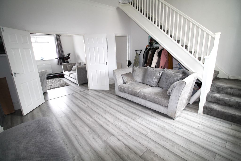 Property photo 3 of 10 Dining Room