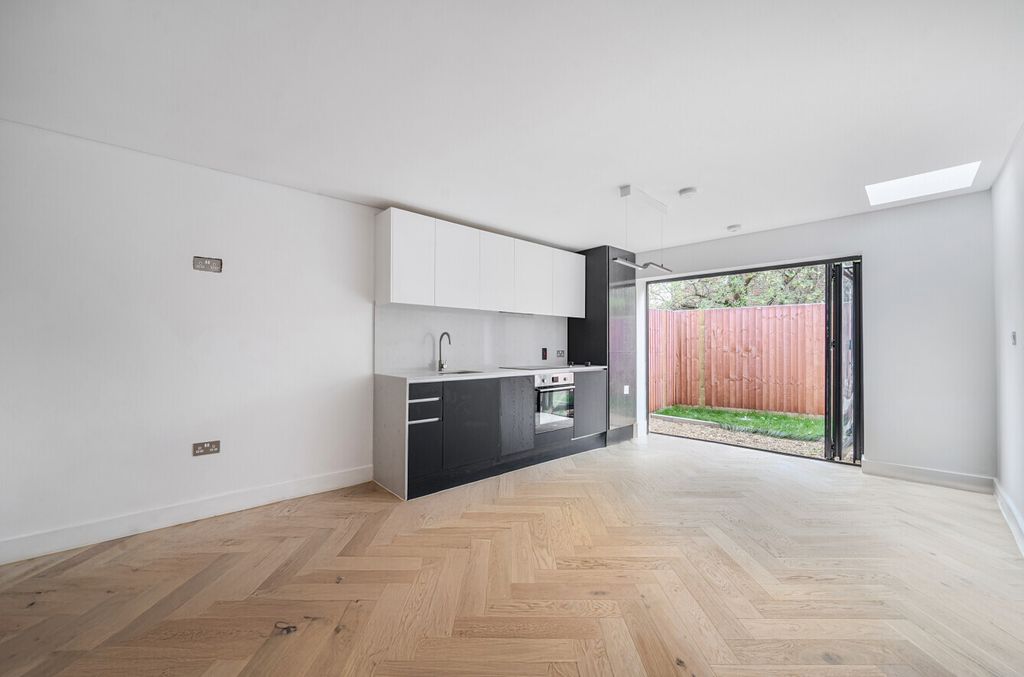 Property photo 2 of 10 Picture No. 11