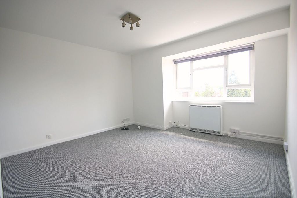 Property photo 3 of 8 liv.Jpg
