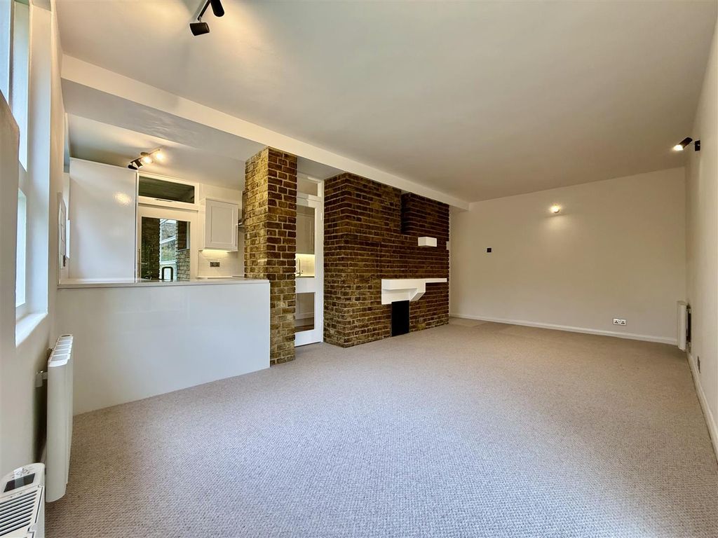 Property photo 3 of 18 Langham House Close