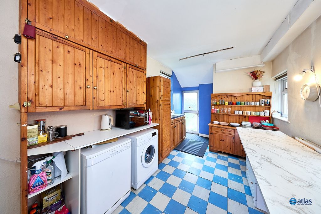 Property photo 3 of 18 Kitchen