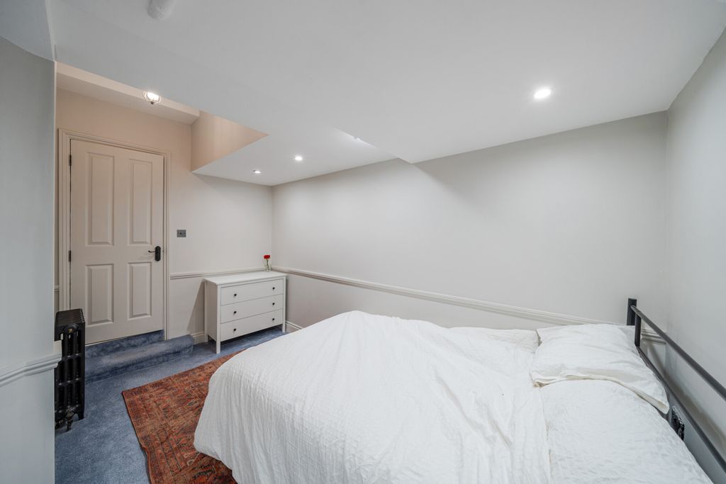 Property photo 3 of 21 Bedroom