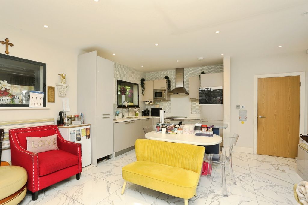2 bed flat for salePark Road, Beckenham BR3 photo 5