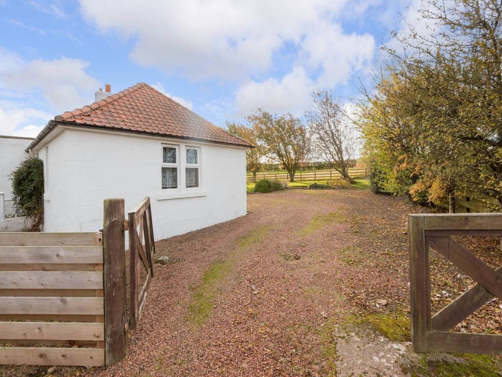 Property photo 2 of 19 71567_Roselea002