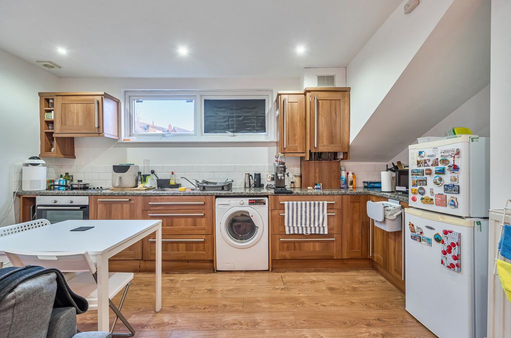 Property photo 3 of 10 Kitchen