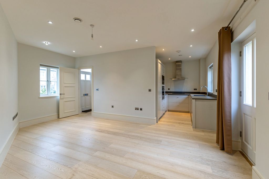 Property photo 3 of 16 Living Space