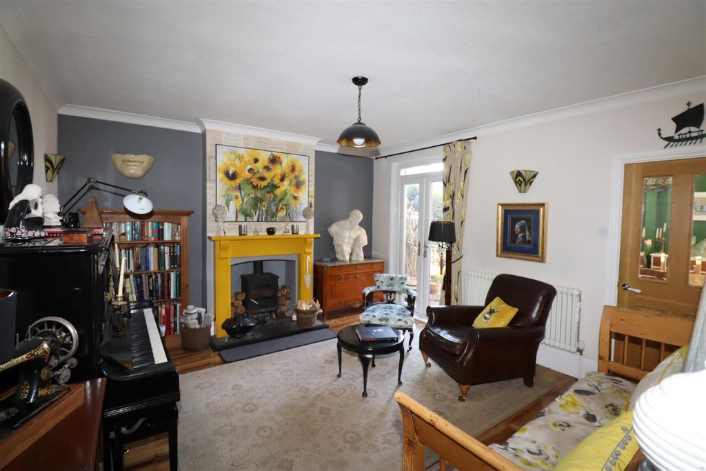 Property photo 3 of 17 Sitting Room