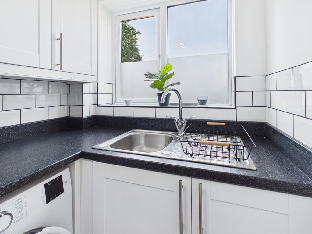 Property photo 3 of 12 Kitchen 3