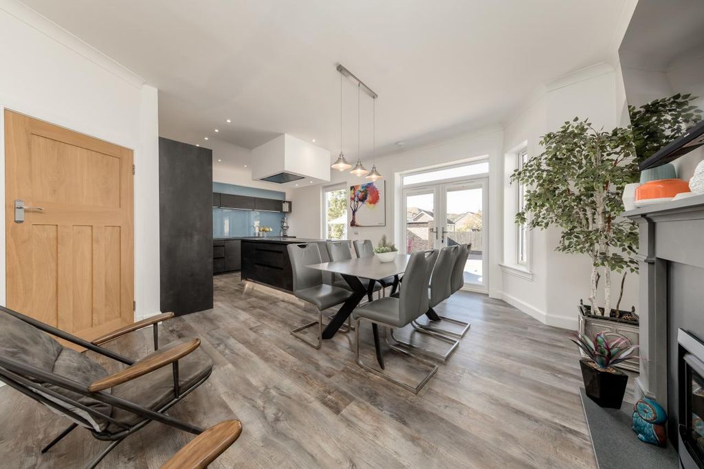 Property photo 3 of 28