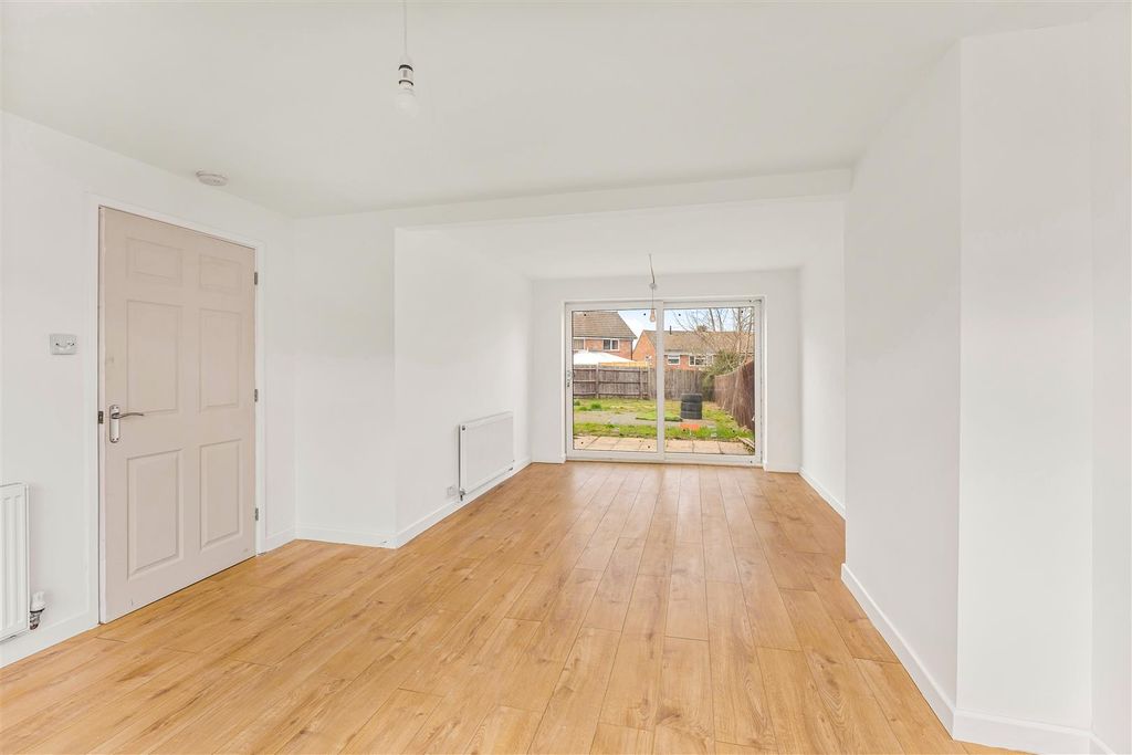 Property photo 2 of 15 28 Kenilworth Way, Banbury-2.Jpg