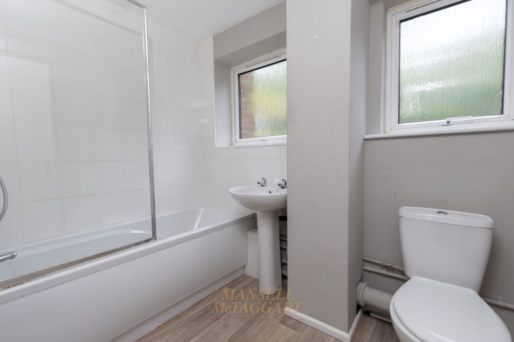 Additional image 10 of 2 bed flat for saleNewlands Crescent, Birch House Newlands Crescent RH19