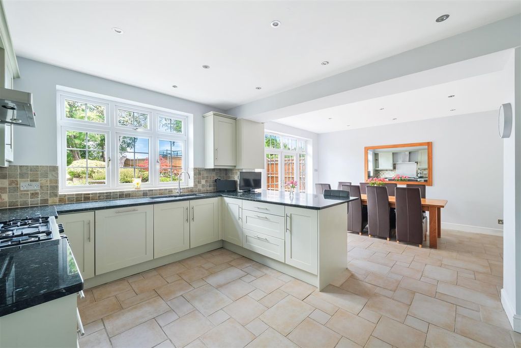 Property photo 2 of 29 Longdown Lane North, 41 (27).Jpg