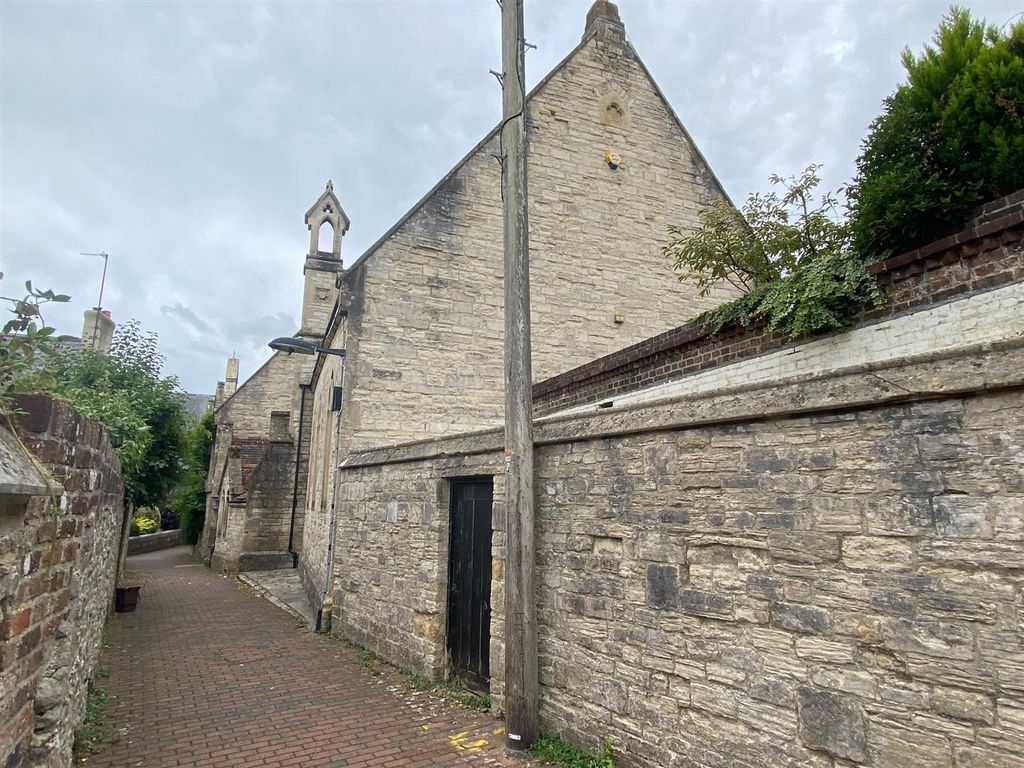 Property photo 3 of 13 Grey School Passage.Jpg