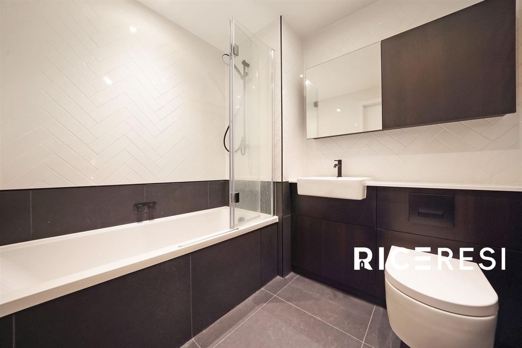 Property photo 3 of 15 Bathroom