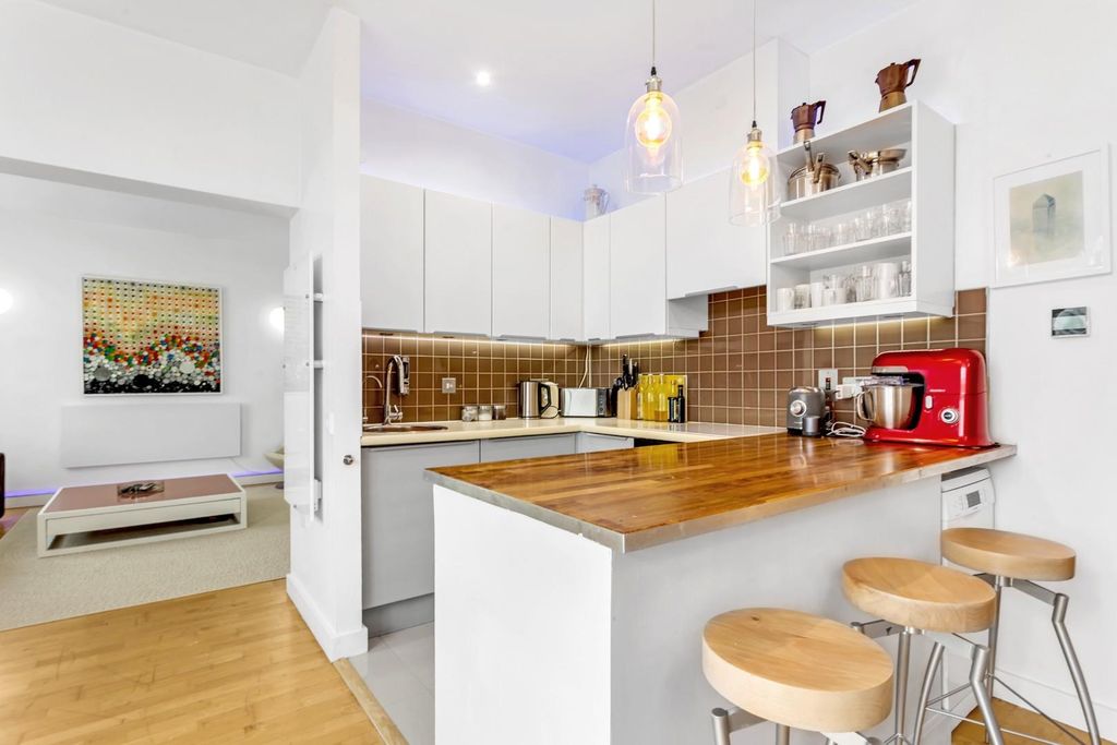 Property photo 2 of 19 Kitchen