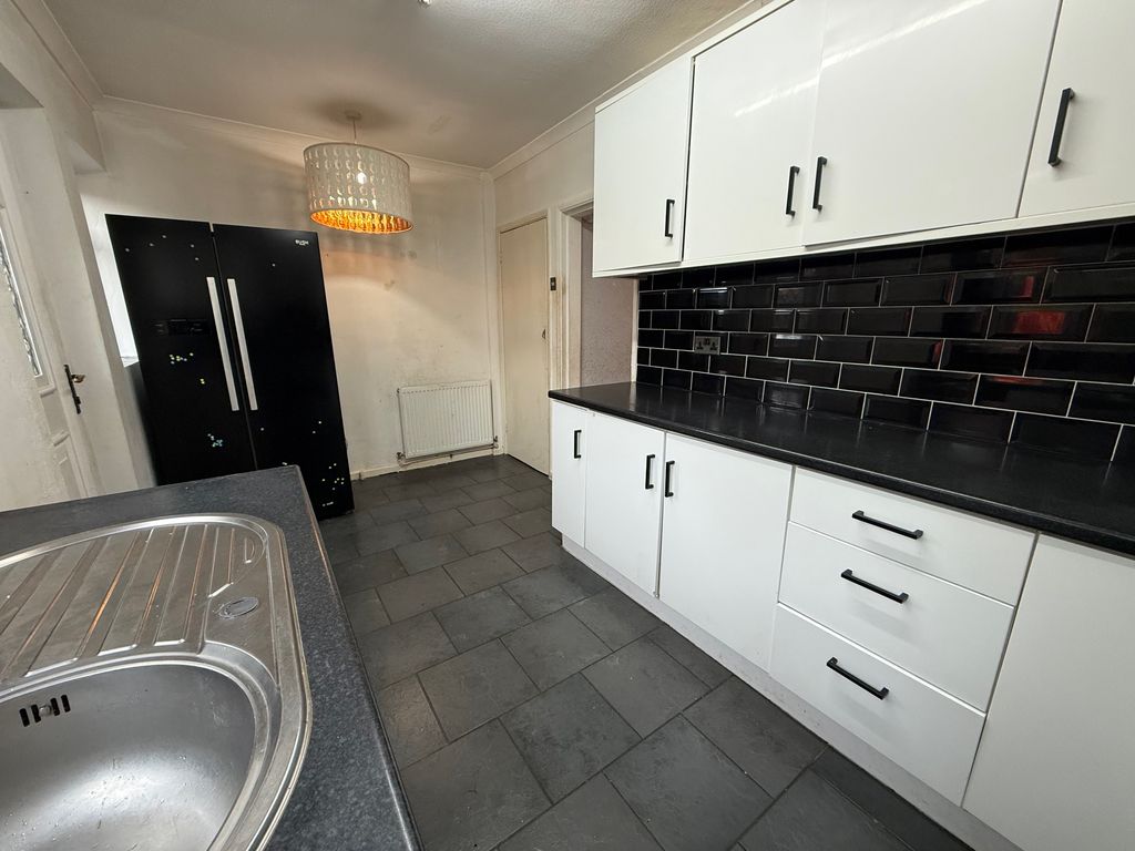 Property photo 3 of 12 Kitchen