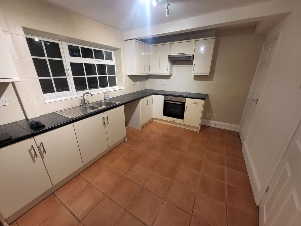 Property photo 3 of 7 Kitchen